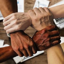 S’il est souvent vu comme une journée perdue et interminable, le séminaire d’entreprise peut être un moment d’échange profitable à toute l’entreprise.
